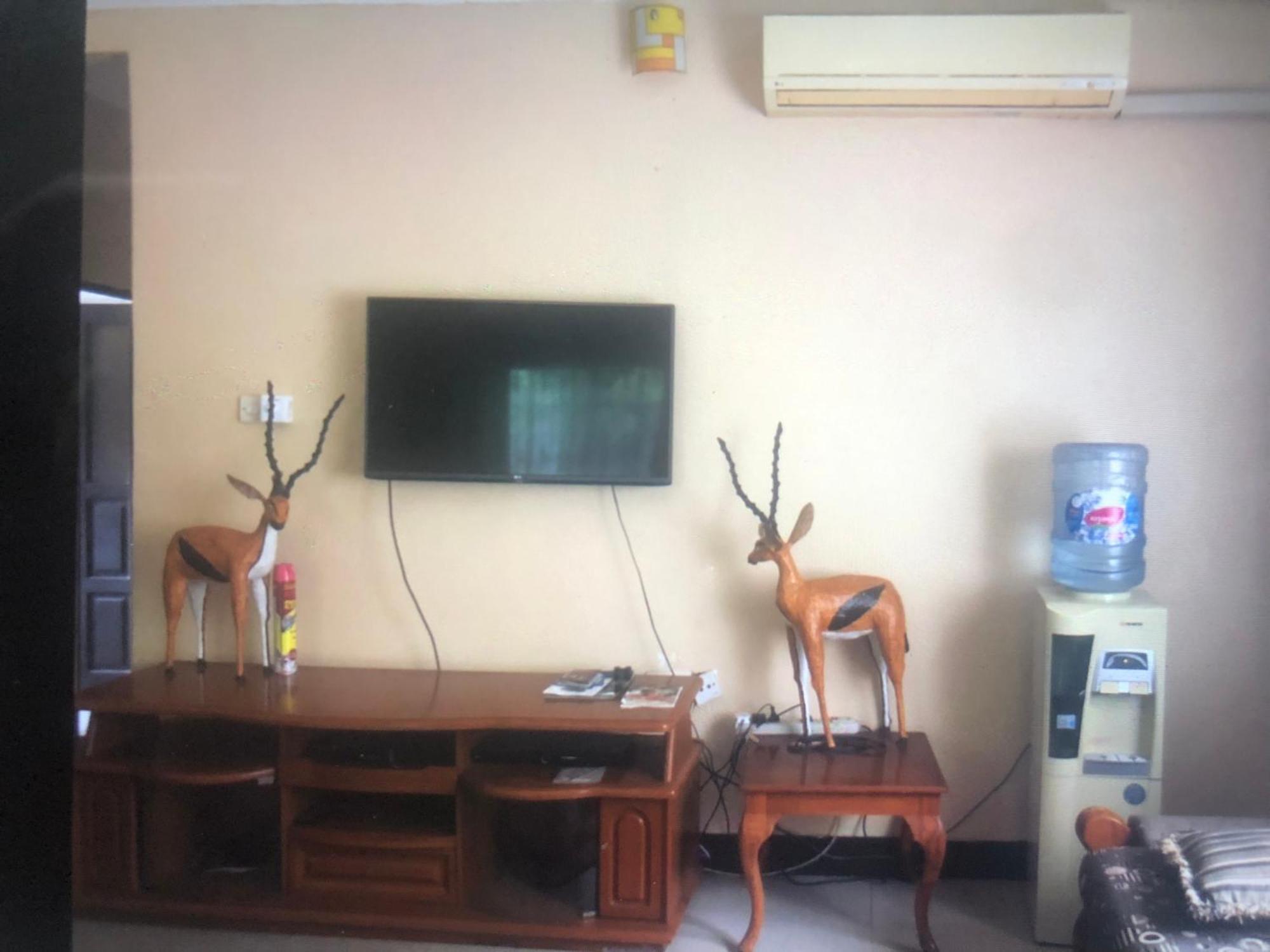 Tatys Homestay Дар ес Саалам Екстериор снимка