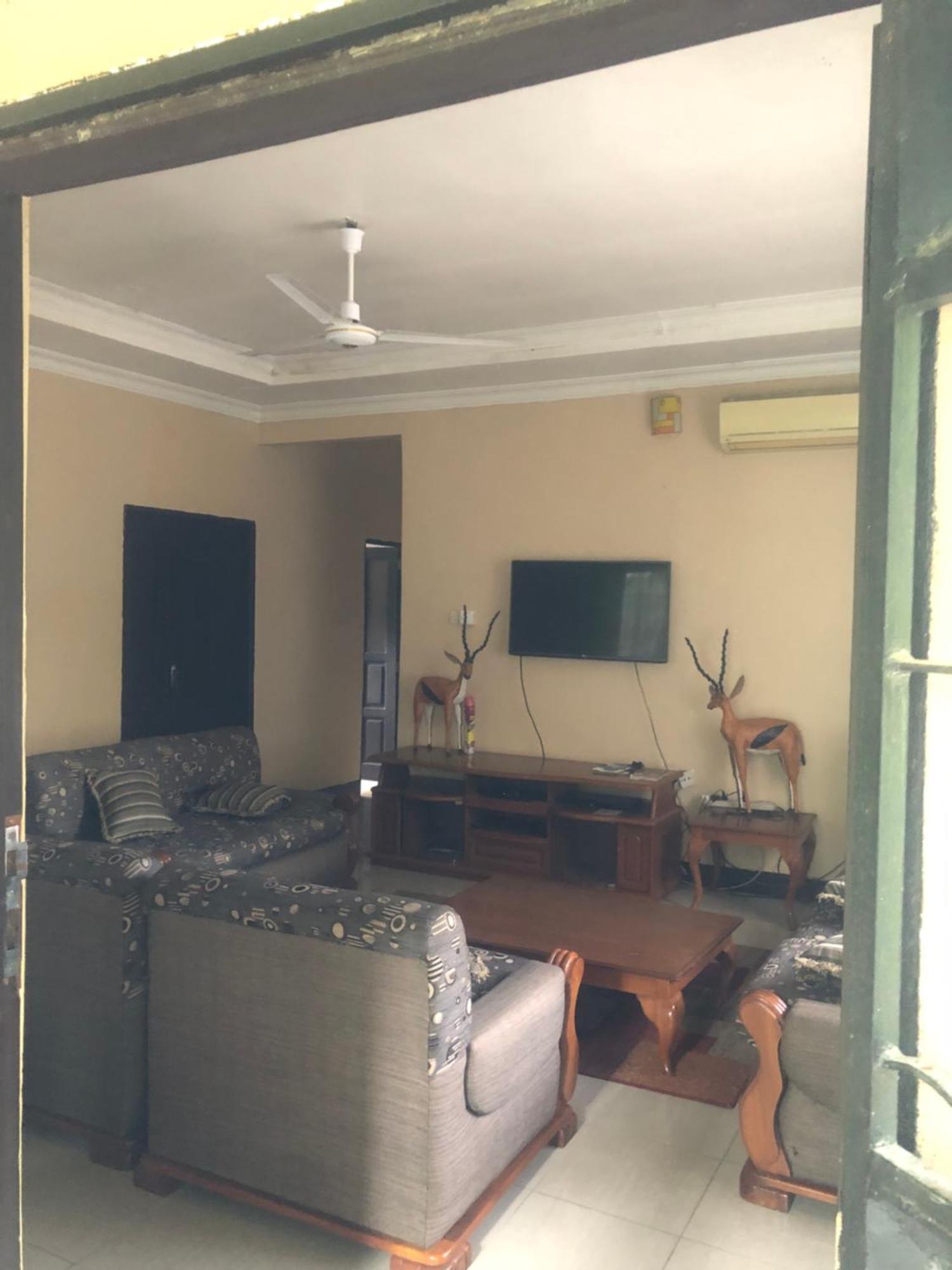 Tatys Homestay Дар ес Саалам Екстериор снимка