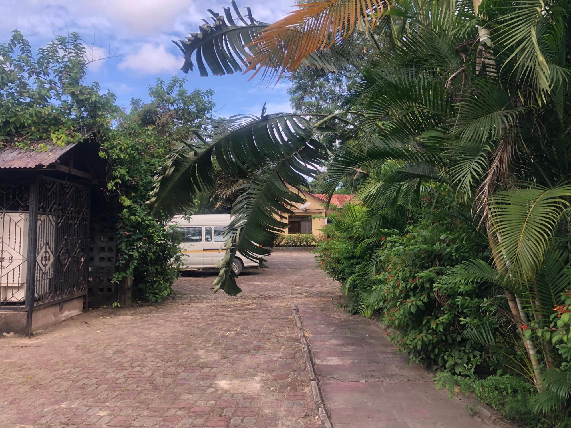 Tatys Homestay Дар ес Саалам Екстериор снимка