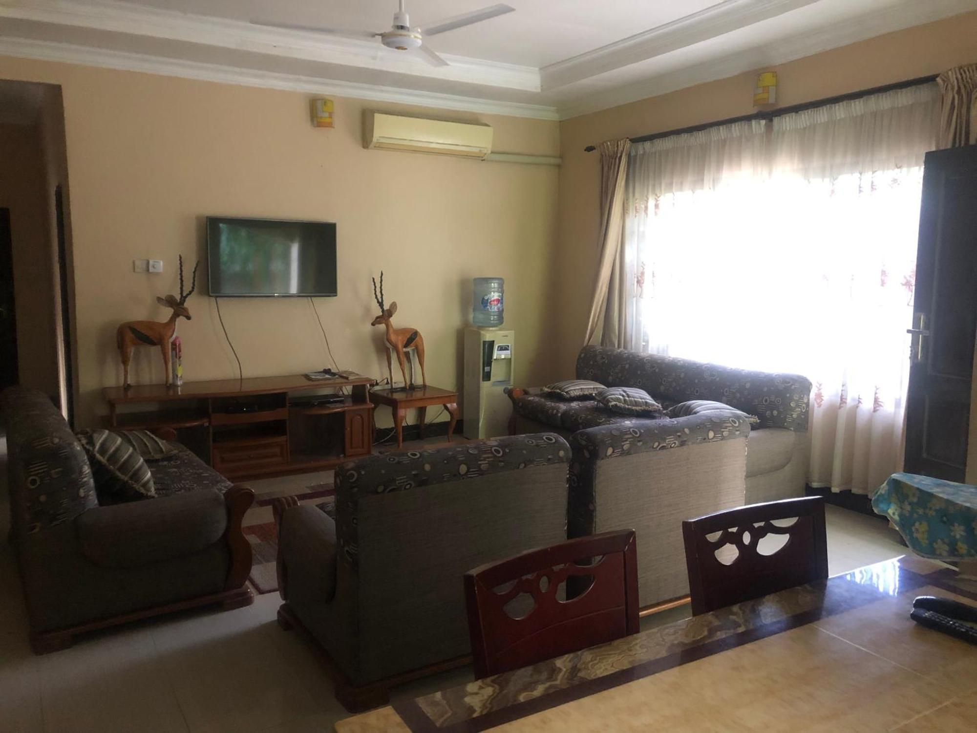 Tatys Homestay Дар ес Саалам Екстериор снимка