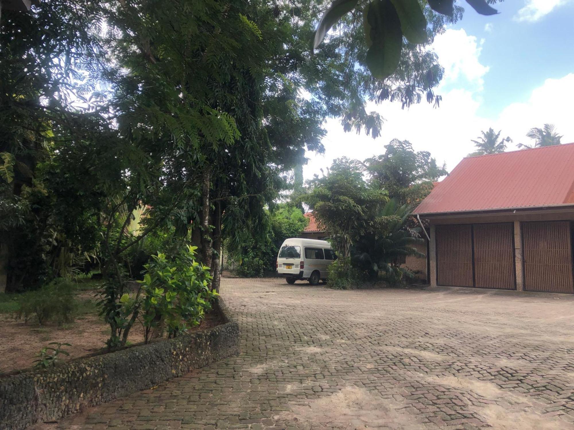 Tatys Homestay Дар ес Саалам Екстериор снимка