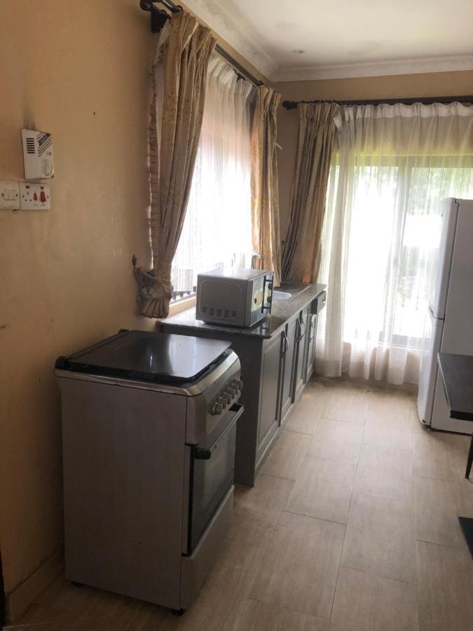 Tatys Homestay Дар ес Саалам Екстериор снимка