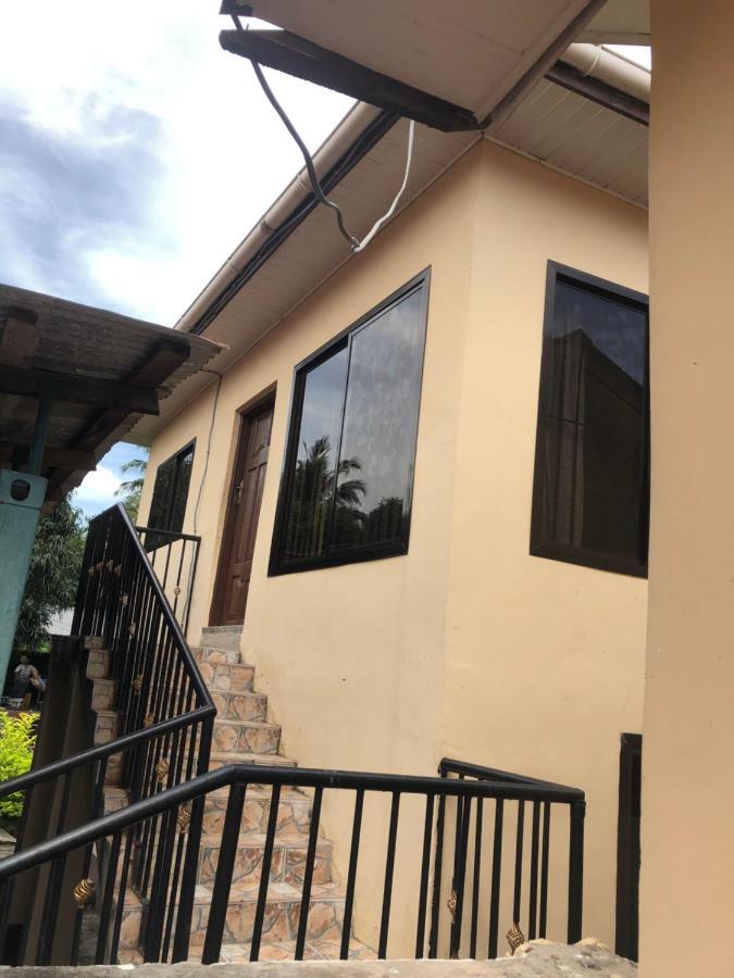 Tatys Homestay Дар ес Саалам Екстериор снимка